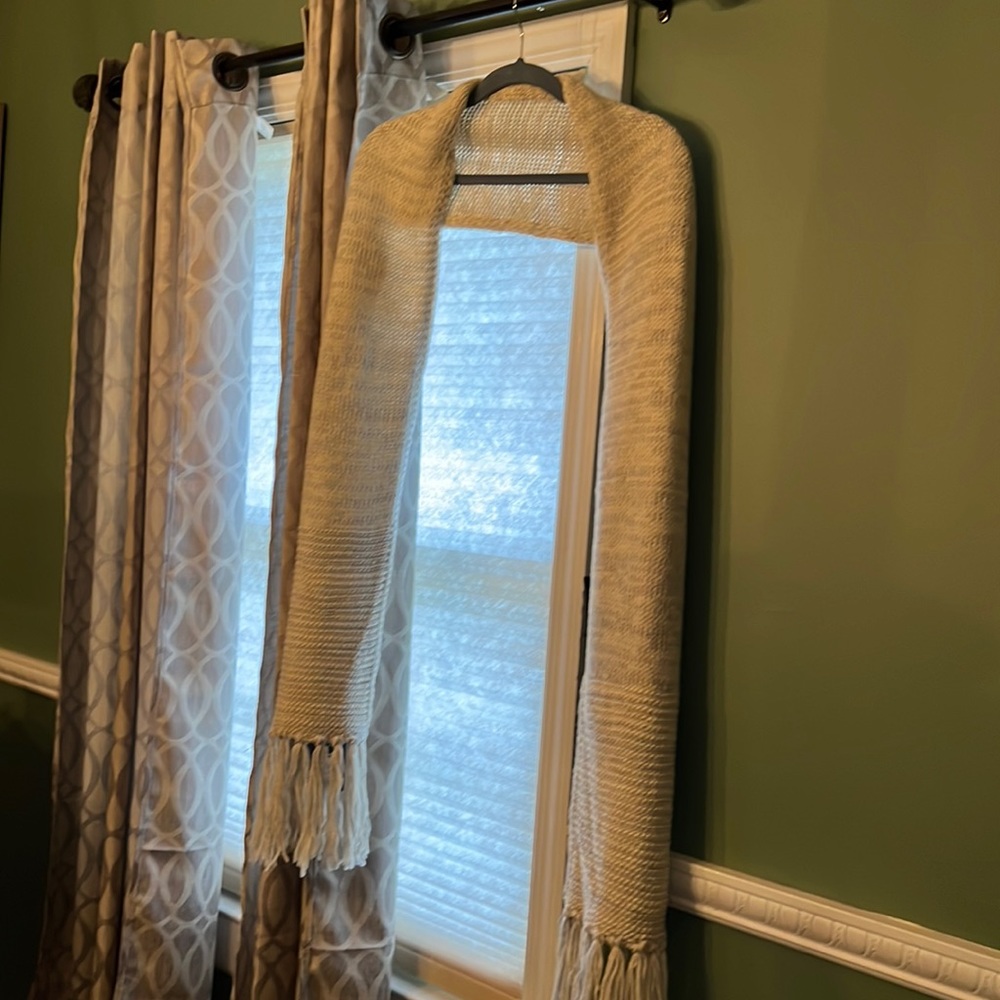 Universal thread cream scarf